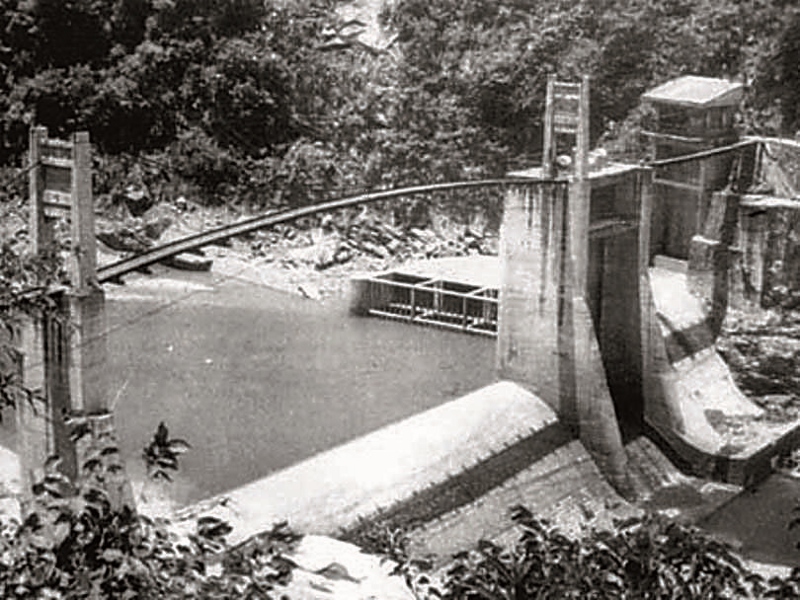 「塔次基里溪第一發電所」取水口的溪畔水壩