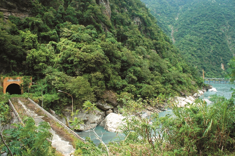 昔日「溪畔發電廠」地下廠房正門遺跡