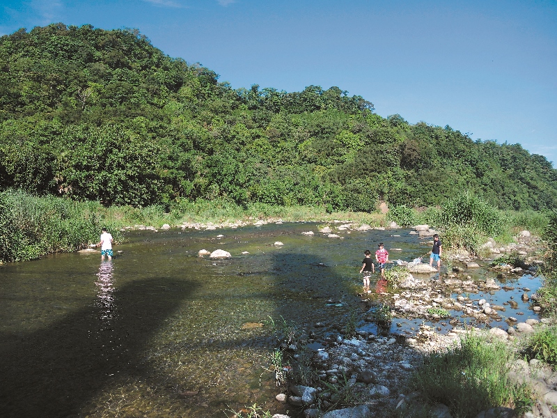 炎炎夏日親近涼快的野溪是許多人心中最佳的戶外活動選擇/呂慧穎攝