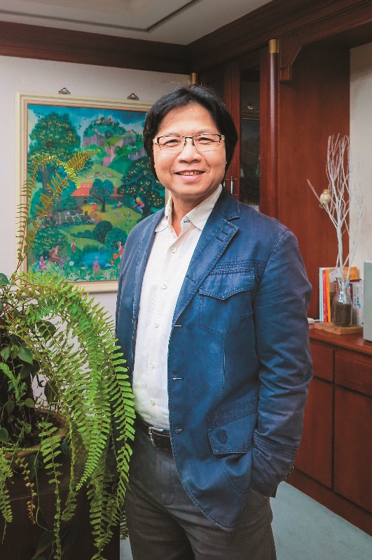 部長與畫中的世界觀 部長留影時,身後的畫正代表著他的世界 觀,盼望臺灣能在人文關懷和環境永續的道 路上持續努力,成為全球社會轉型的典範