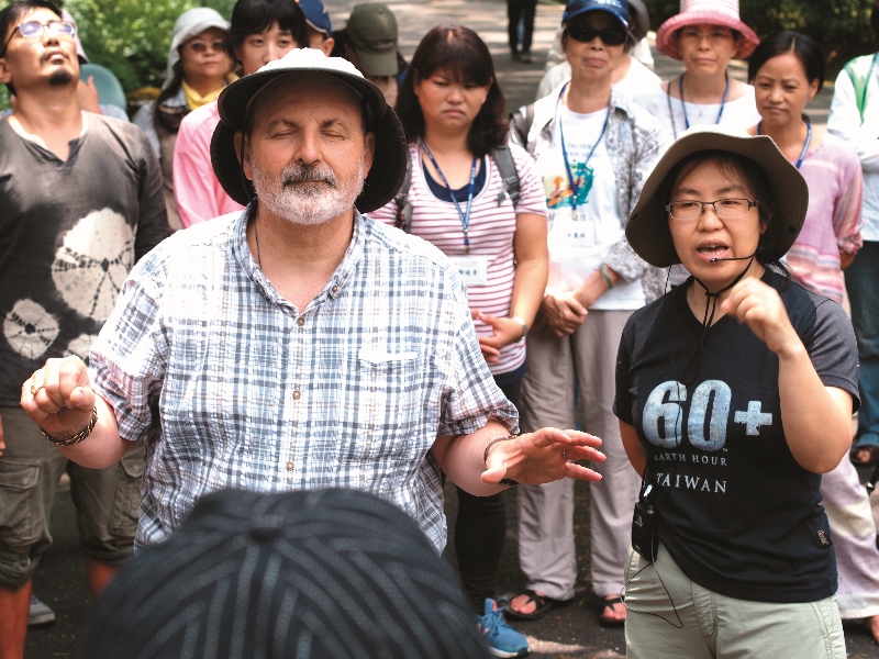 活動開始前，柯內爾請大家先閉眼感受四周的陽光與風，並讓自己 處於平靜的狀態