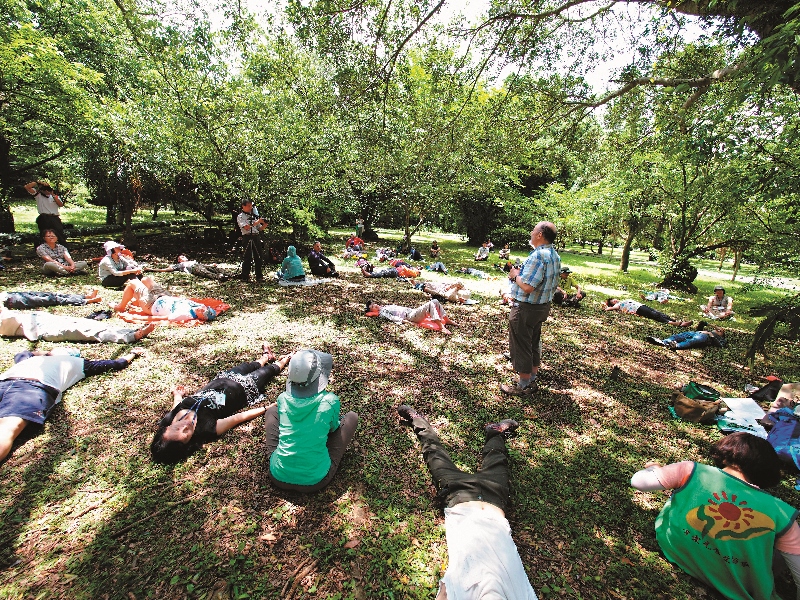 躺下，感受大地母親溫柔與承載著萬物的能量
