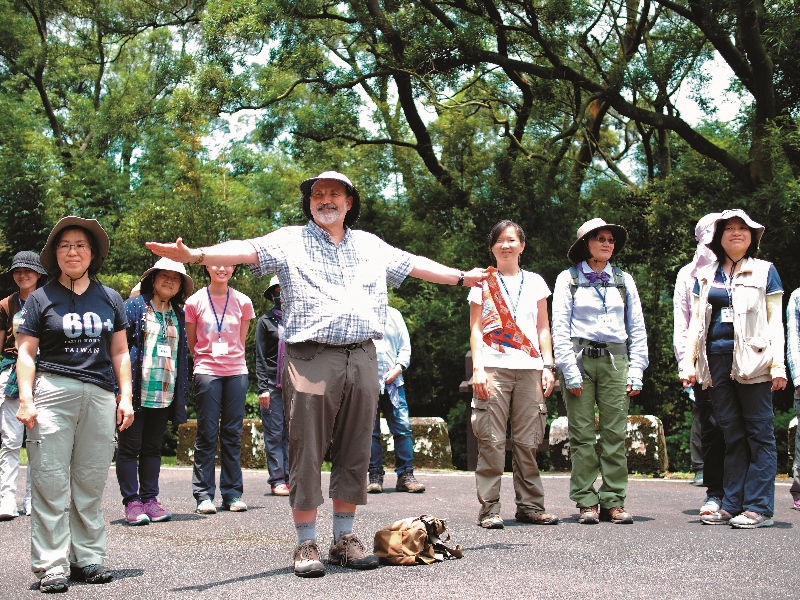 挑戰不依靠視覺，抵達設定的方向與終點，鼓勵學員運用感官拼湊來自環境的線索
