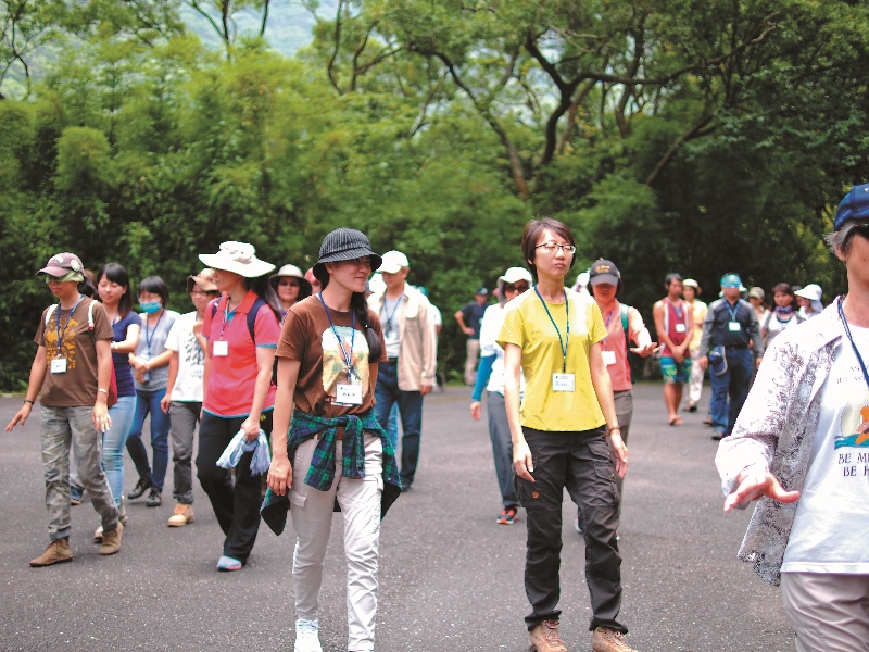 用視覺之外的感覺來輔助自己，從環境線索中覺察行走的方向