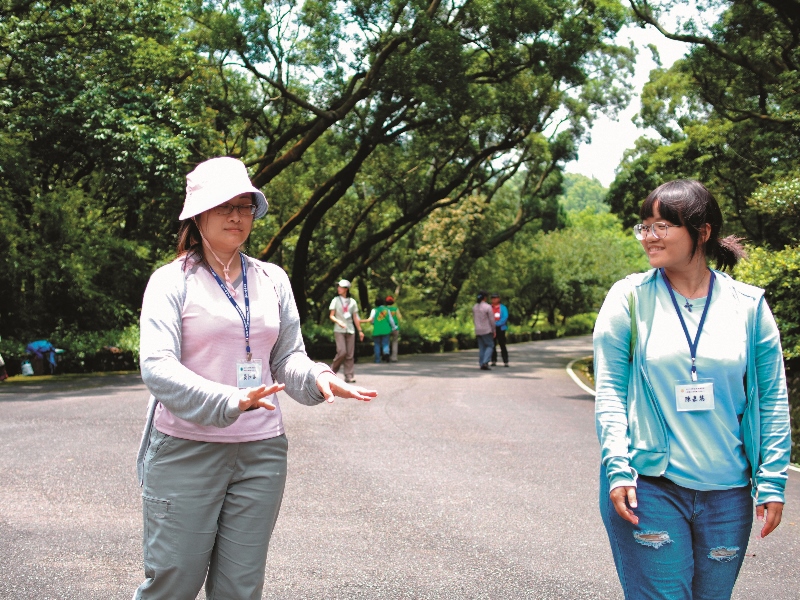 在關閉視覺、打開感官的活動中，兩人一組，一人閉眼直行，另一人 做安全確保，讓閉眼者可以安心進行體驗