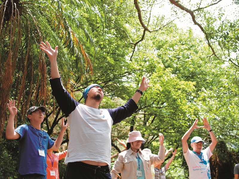 讓自己成為一棵樹，感覺周圍的陽光與空氣，緩慢的去經歷樹的感受