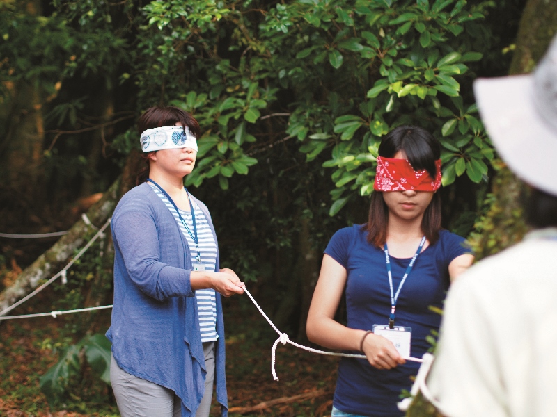 拉繩探索，蒙上眼睛沿著繩子去感受周圍環境