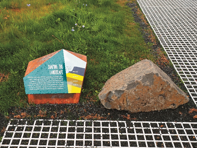 細爾遊客中心（Sill Visitor Centre）運用當地建築材料，呼應綠建築原則，也具有環境教育功能