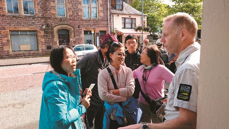 羅夢湖和特羅薩克斯國家公園解說員的臂章凸顯該國家公園的地 景特色