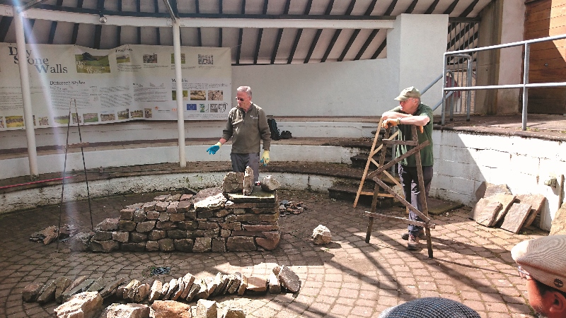 戴爾鄉村博物館（Dales Countryside Museum）透過現場2 位 志工的示範展演乾石牆的砌法