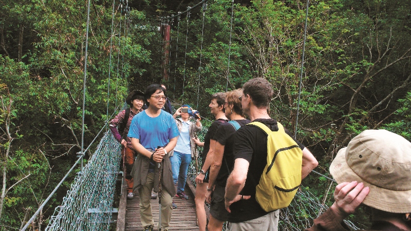 部長與視察錐麓古道途中偶遇的國外遊客,討論著太魯閣國家公園引人入勝的自然人文特色/太管處提供