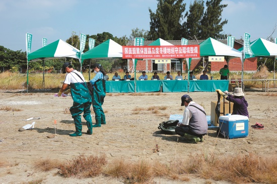 隊長（右2），擔任指揮及聯絡工作，GPS定位，現場環境照相，填寫 鳥類傷病現場記錄表工作。