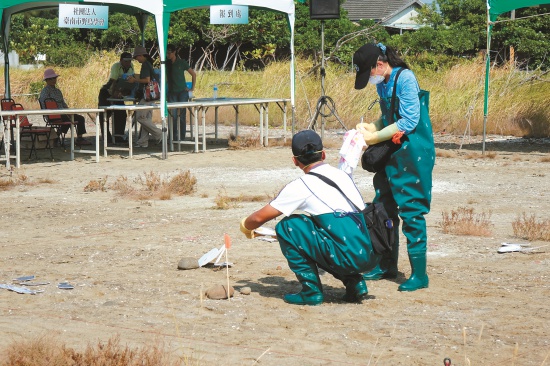 巡守員B填寫腳標、標識旗，再填寫「野鳥傷亡之個 體狀況記錄表」，以GPS座標定位，填寫座標數據， 腳標及標識旗交予巡守員C。