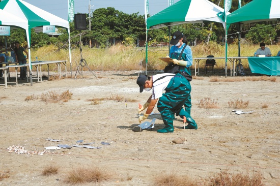 巡守員C負責插標識旗。