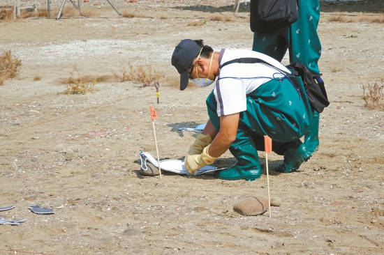 巡守員C負責繫腳標。