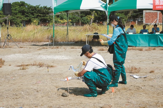 巡守員B（左2）及C（左1）依活體優先處理原則， 將鳥體搬運至作業區域。