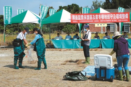 巡守員D準備紙箱，以膠帶黏紙箱及開空氣孔。