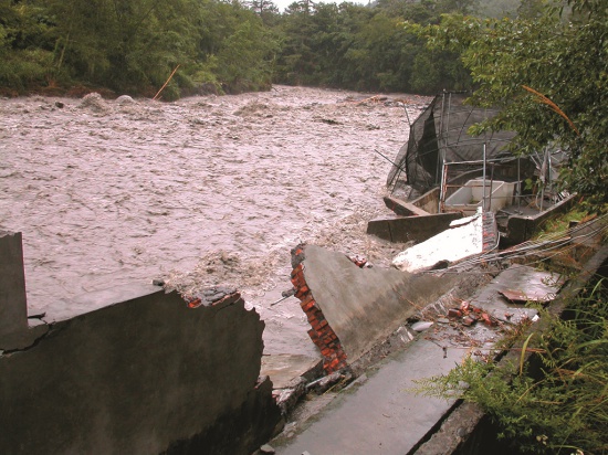 2004年艾利颱風吞噬舊鮭魚復育中心