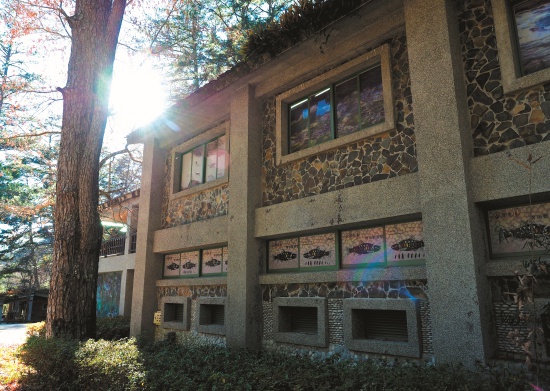 抿石子及石板外牆以及建築飾帶上 的鮭魚圖案／呂慧穎攝