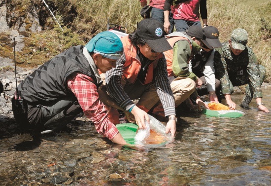 內政部長參與2017年寒訓中心 旁合歡溪上游放流／雪管處提供 （俞錚皞攝）