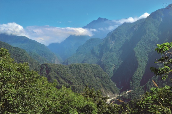 從高處俯瞰，天祥座落於高山深谷中的河階地