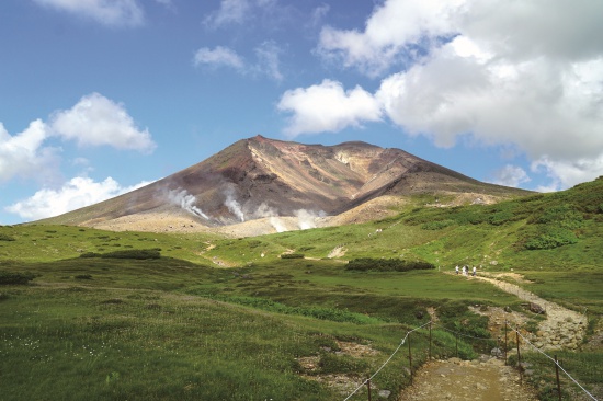 日本國立公園於1970年隸屬於厚生 勞動省，1970年之後則於環境省轄 下（圖為大雪山國立公園之旭岳）