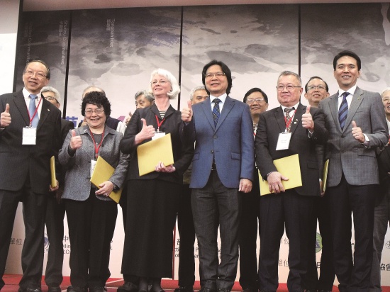 葉俊榮部長與國際專家學者合影