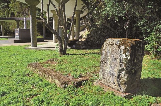 文天祥公園仍可見日治時期佐久間神社旁的研海支廳長永井國次郎銅像的基座