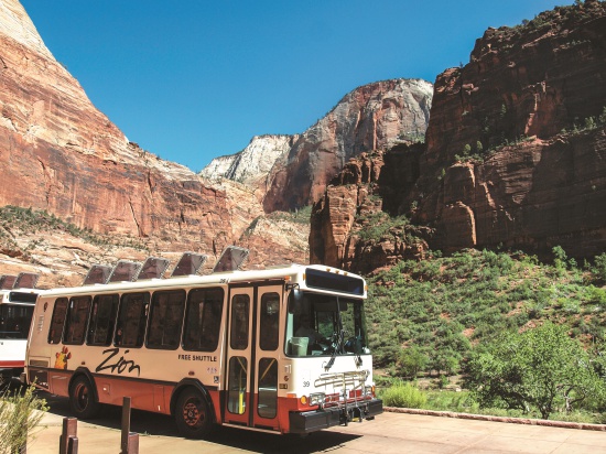 美國錫安國家公園的峽谷風景區只允許免費遊園公車以及預約申請的車輛停留