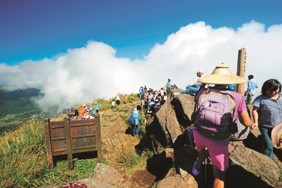 位於陽明山國家公園的七星山頂到假日時總是湧入許多遊客登頂賞景