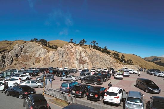 太魯閣國家公園裡的武嶺地區假日尖峰時段成為擁擠的停車場，遊憩品質大幅降低／楊懷智攝