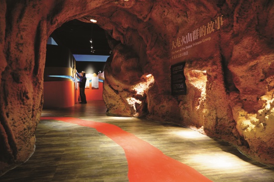 穿過隧道，循著岩漿的痕跡， 探索大屯火山群的故事