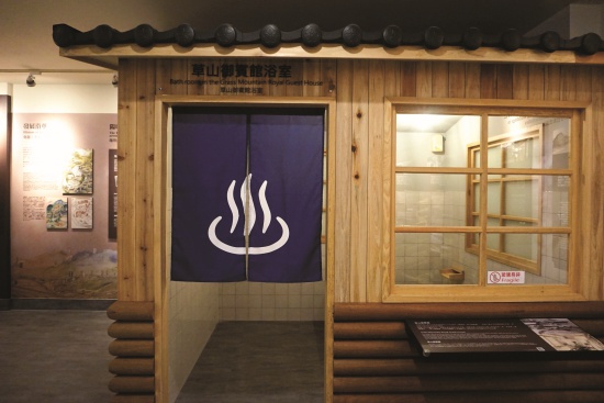 湯屋模型仿自草山賓館，以真材實料的板材 與磁磚所打造／藍雅萍攝