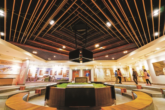 下凹式的平台正中央，設置一座涵蓋陽明山 國家公園整體地形的擬真立體模型