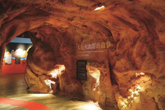 「自然生態解說體驗區」的入口，以安山岩壁的布景為入口意象