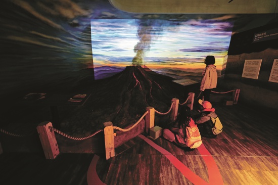 結合硬體模型、燈光設計與聲響震動的軟體，打造出來的動態火山地質環境模擬