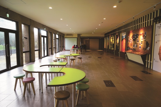 國家公園保育與經營管理解說展示與環 境教育體驗區，顏色活潑明亮、可搬動 組合的桌椅組