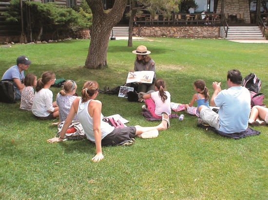 每日下午一點在圖瓦旅館（El Tovar）前舉行的「說故事時間」／ 華予菁提供