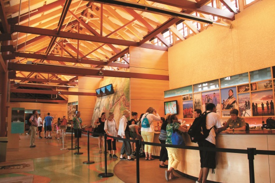 遊客中心的解說員為遊客提供諮詢服務／ 黃子娟提供