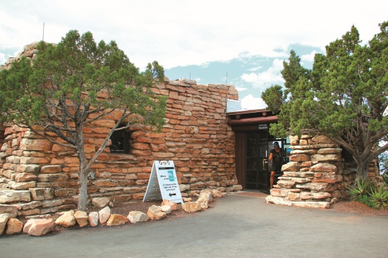 亞瓦派地質博物館（Yavapai Geology Museum）建 於大峽谷旁，內部介紹大峽谷所呈現的地質史／ 黃子娟提供