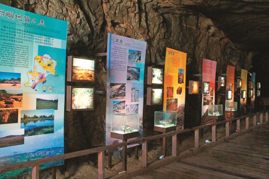 烈嶼醫院原是挖掘花崗石洞而建成，戰時曾是軍 民共用的醫院，移交給國家公園之後，依其特性 介紹金門的地質資源／黃子娟提供