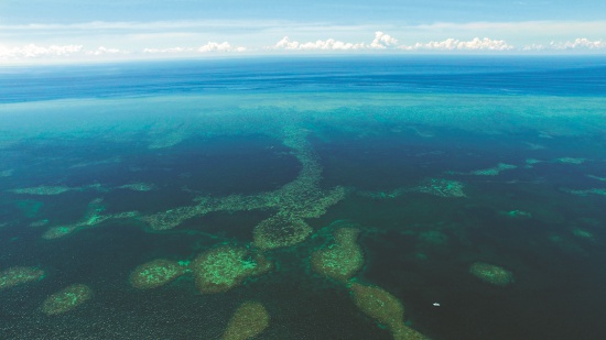 東沙環礁空拍中淺色的是海中的礁臺
