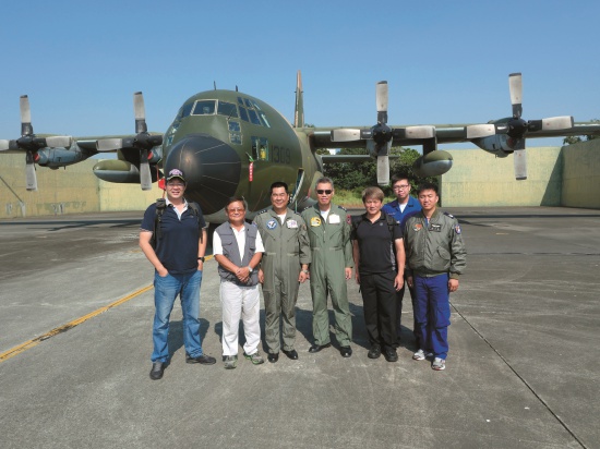 與齊柏林導演（左1）合照