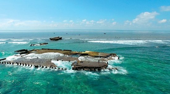 環礁東南邊擱淺的船