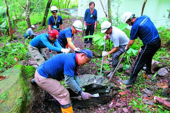 與志工們合心合力，運用就地取材的方式修築步道／太管處提供