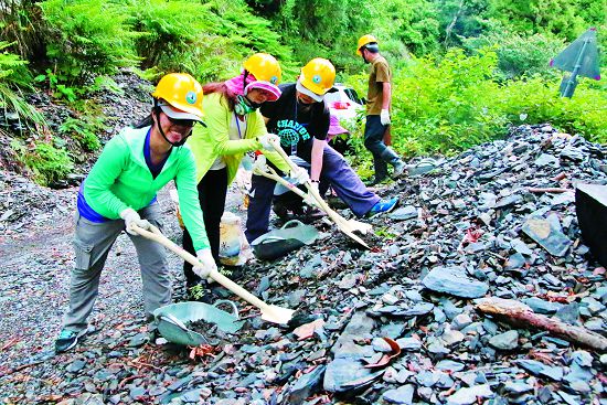 利用現地因坍方堆積石材，進行步道路面改善／雪管處提供