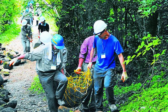 陽明山國家公園保育志工以人力搬運修復步道所需的石材／陽管處(彭小軒攝)