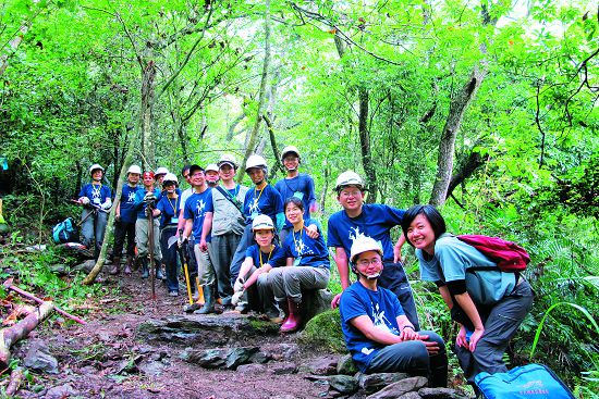 與辛苦完成修繕的步道合影／太管處提供