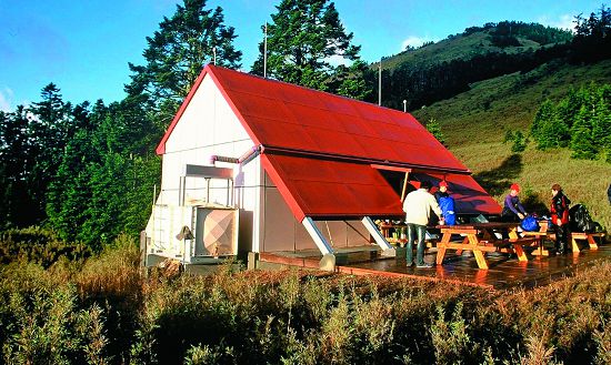 山屋建置所需的鋼骨建材難以用人力運送，往往必須借助直升機吊掛（雪霸國家公園武陵四秀線桃山山屋）／雪管處提供