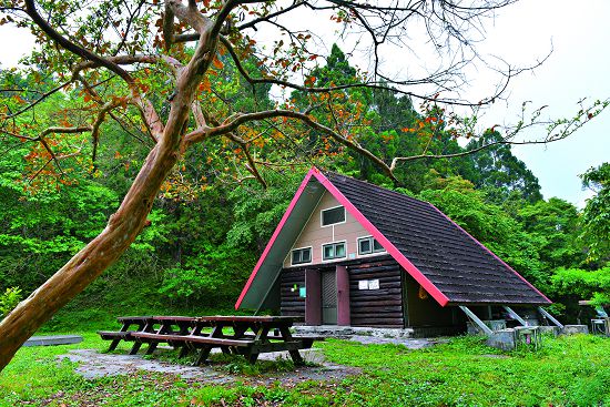 在各國家公園管理處的努力下，以對自然干擾最低的條件下，各項設施水準仍不斷提升（圖為玉山國家公園瓦拉米山屋）／何小綠攝 